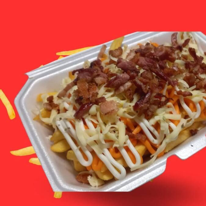 Porção de Batata, cheddar, Catupiry, ketchup, orégano, bacon e queijo mussarela ralado.