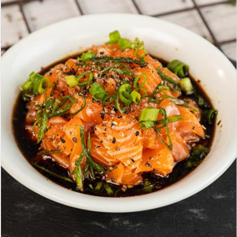 Salmão picadinho com gergelim, shoyu e cebolinha
