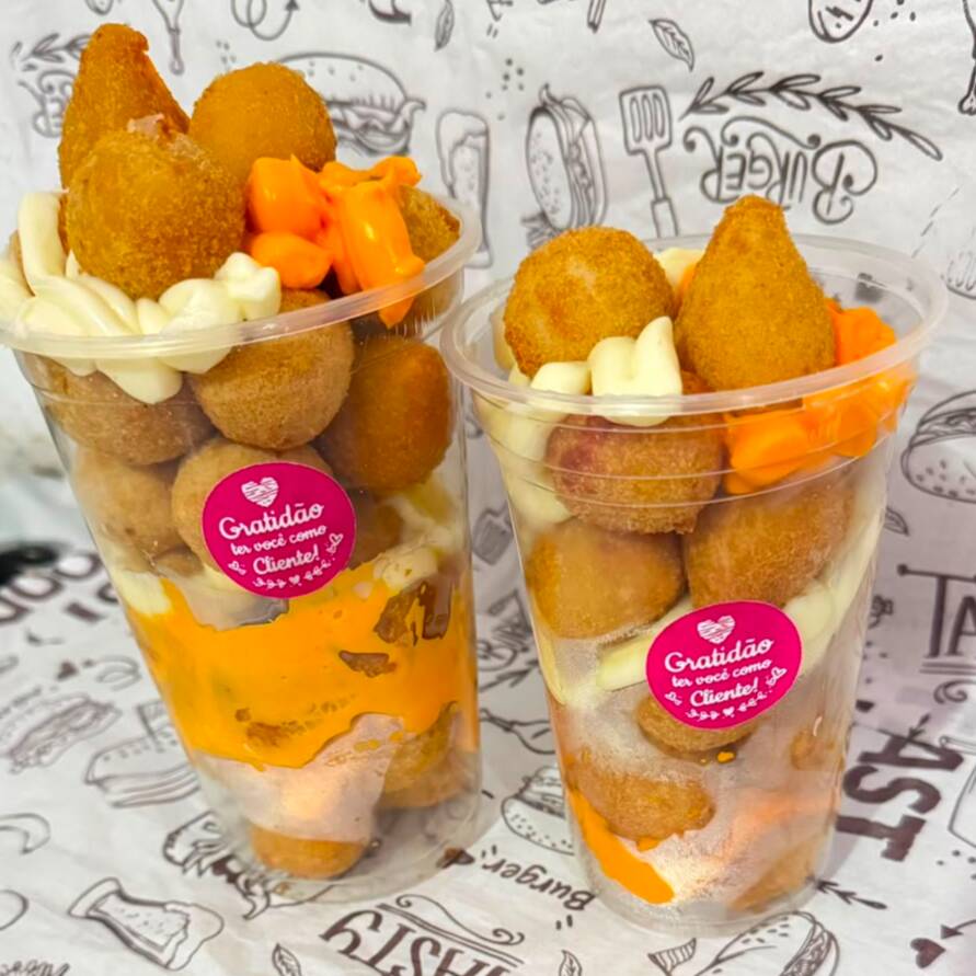 🥤 Copo da Felicidade — Delícias da Maria 😍
Uma combinação irresistível para matar a fome! Nosso Copo da Felicidade é recheado com deliciosos salgados crocantes, acompanhado de muito Catupiry e Cheddar cremosos.
Uma explosão de sabor a cada colherada! 🤤