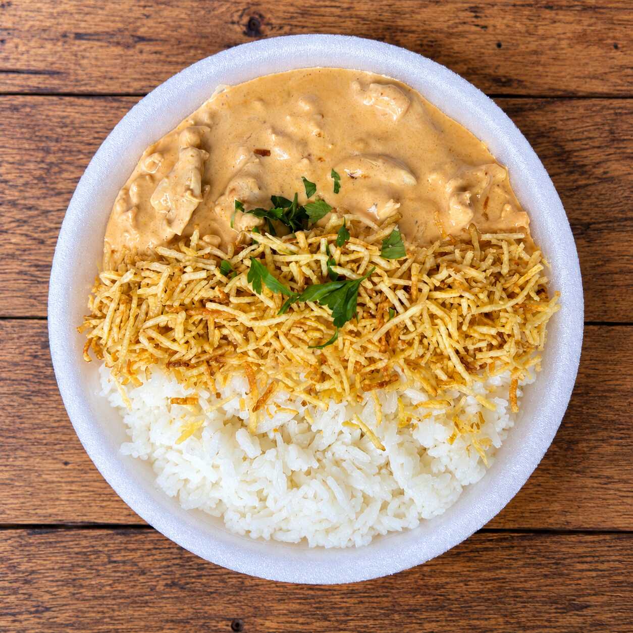 Cubos de frango ao molho cremoso de strogonoff.
Acompanha: arroz branco e batata palha.