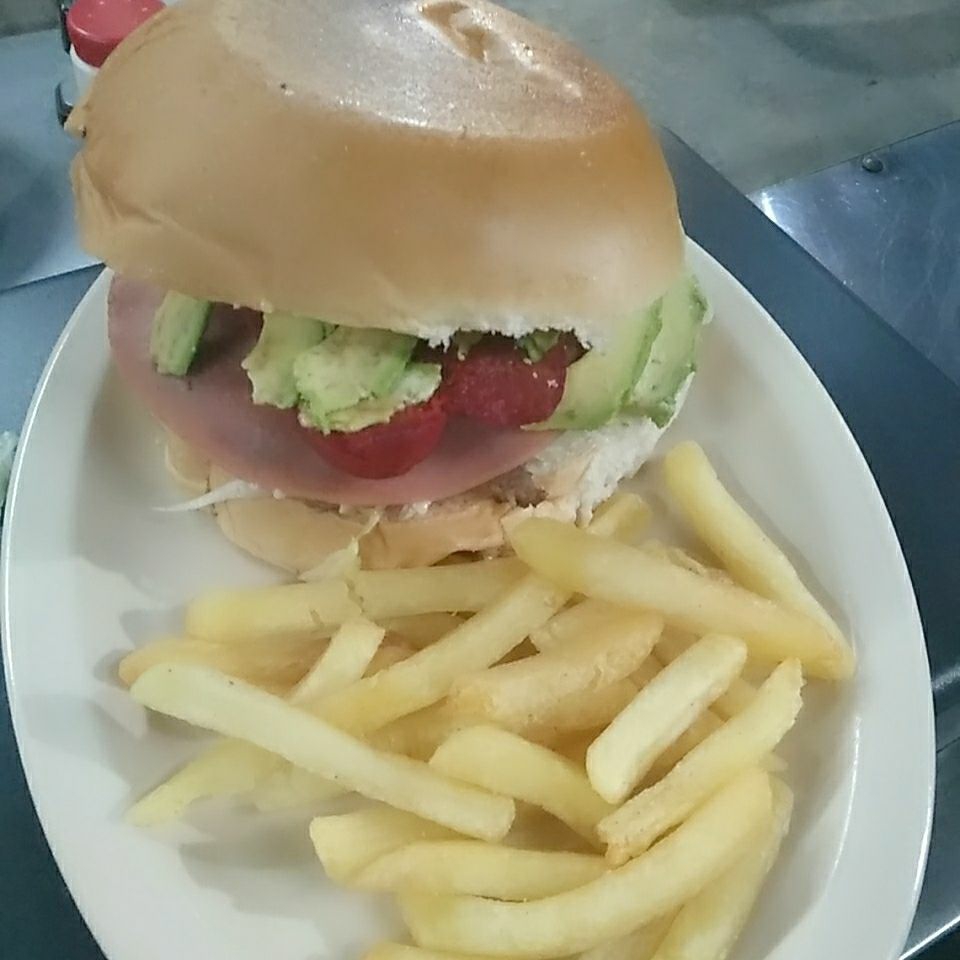 1 .HAMBURGUESA SALCHICHA BURGUER..CON PAPÁS FRANC