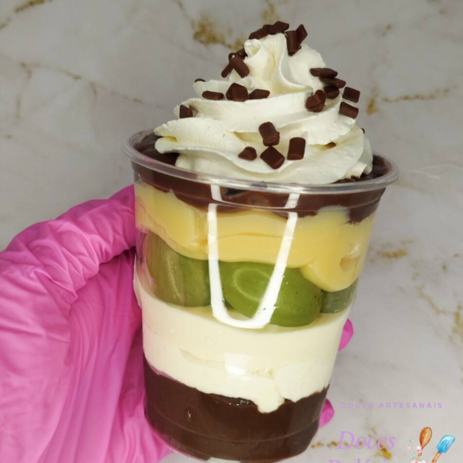 Creme de chocolate,mousse de ninho, uvas, creme de ninho, chantilly já finalização.