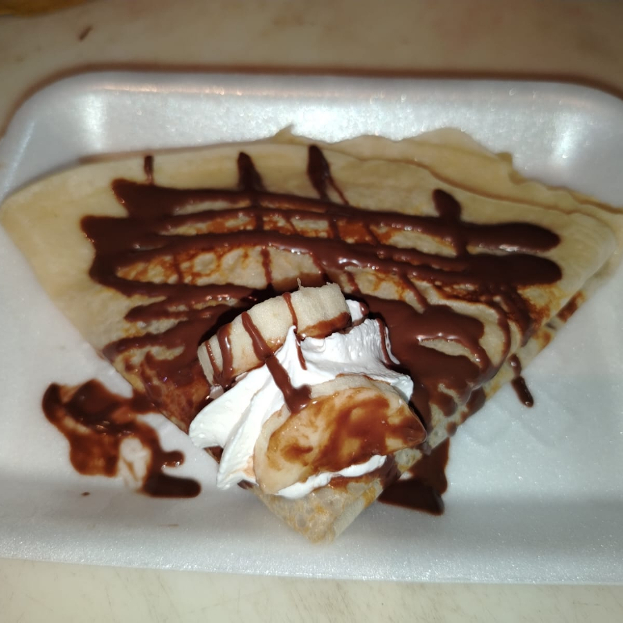 crepa, durazno , platano y nutella