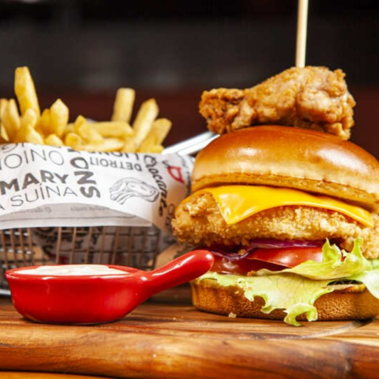 O clássico reinventado! O Ford T Sandwich traz frango suculento, que pode ser grelhado ou empanado, em um pão brioche que derrete na boca. Com queijo cheddar, alface, tomate e cebola roxa, essa delícia é acompanhada de chips, batata frita ou onion rings e um molho de sua preferência. Uma experiência gastronômica que vai te surpreender!