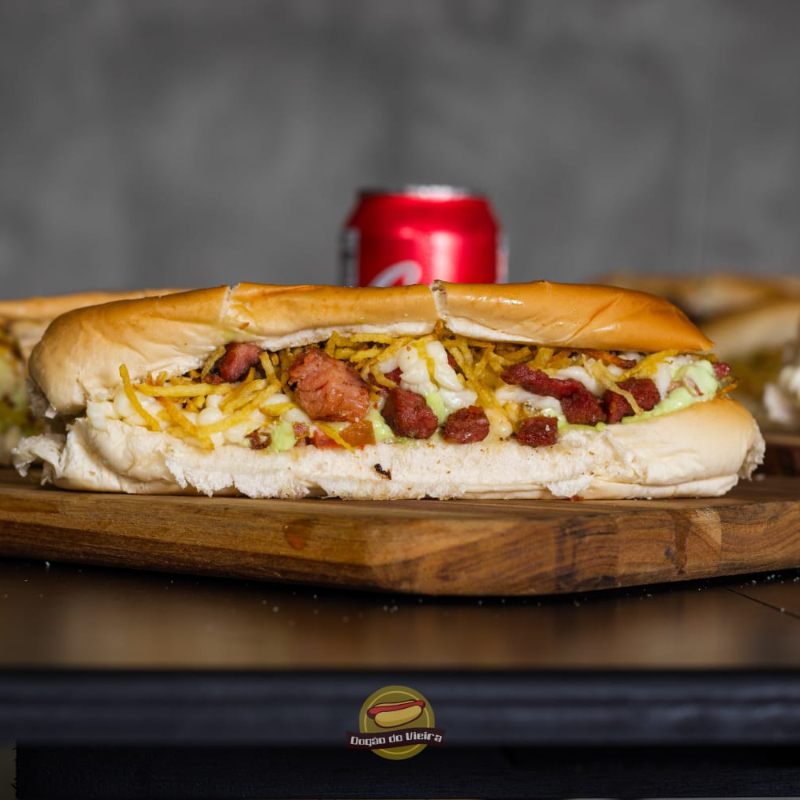 Pão especial , duas vinas perdigão, tomate,milho,maionese caseira,catupiry, bacon em cubos e batata palha.