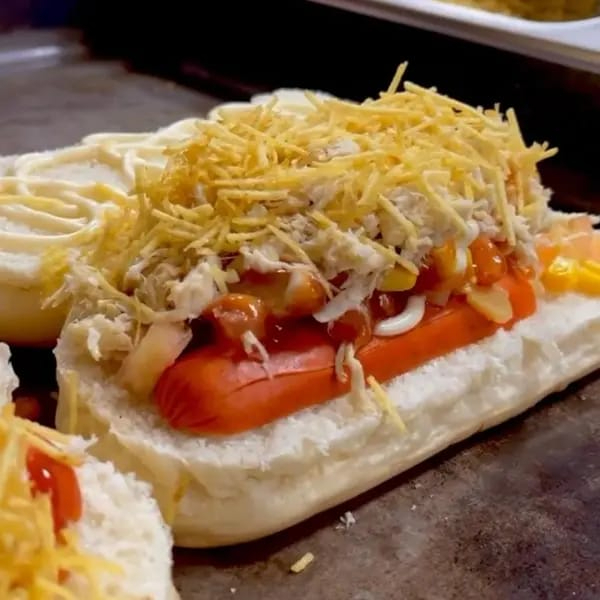 Pão, 1 vina, Purê, Maionese, Cebola, Tomate, Milho, Frango desfiado (opcional De Catupiry Ou Cheddar) E Batata Palha