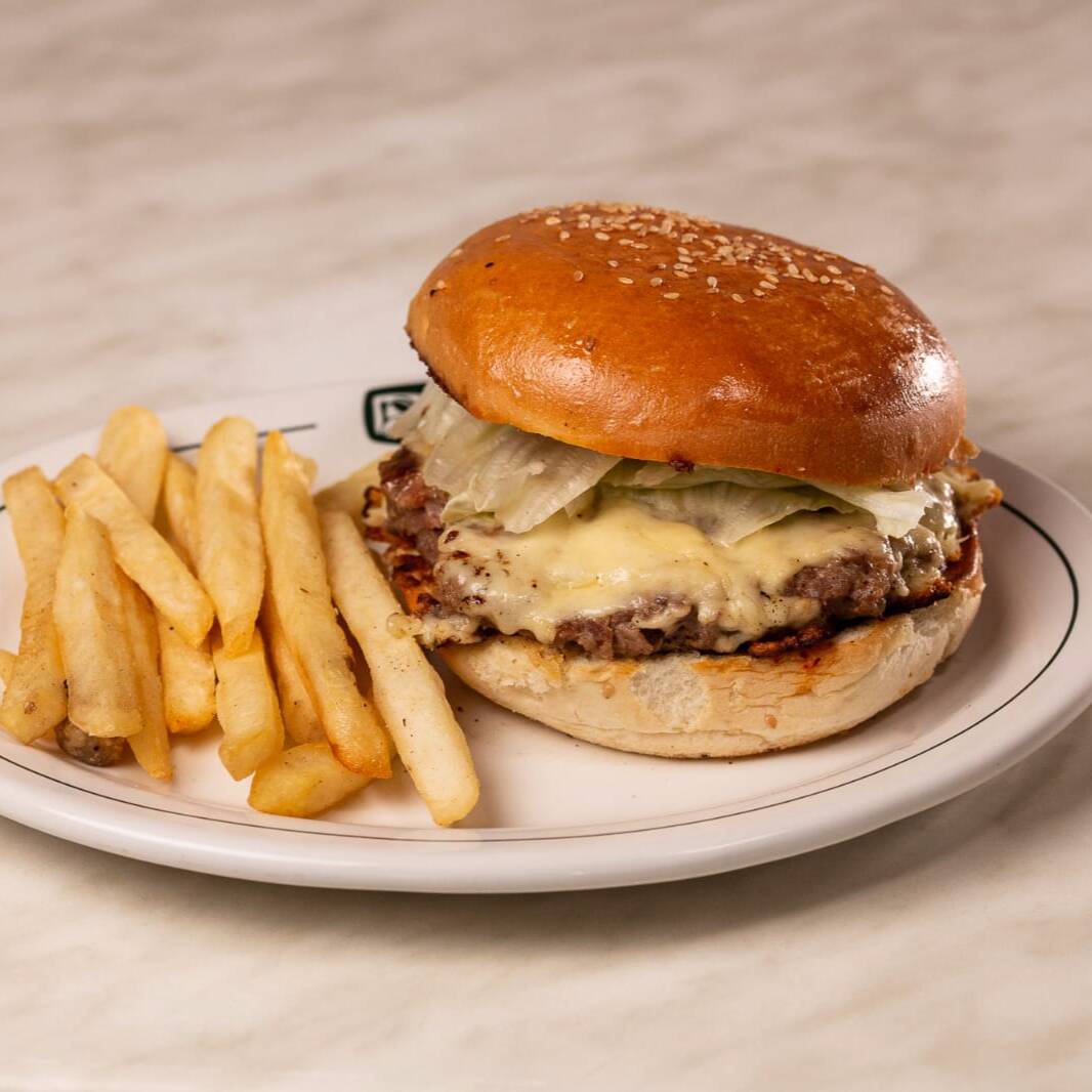 Hamburguesa con Papas Fritas.