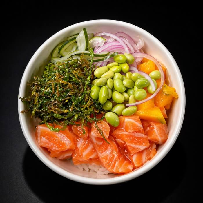 Arroz, salmão cru, cebola-roxa, manga, sunomono, crispy de couve, nori e edamame em grãos (400 g).