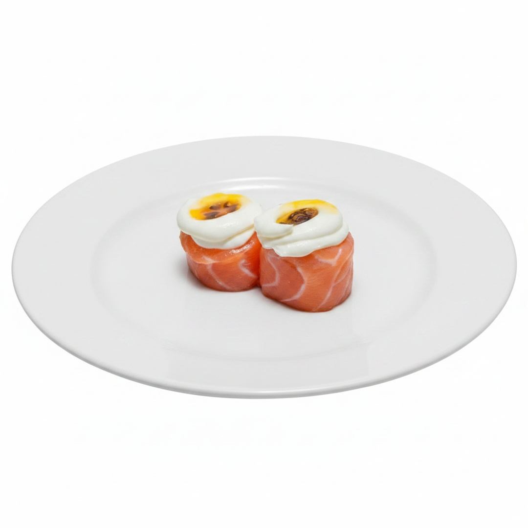Salmão envolvido no arroz com cream cheese e uma deliciosa calda de maracujá