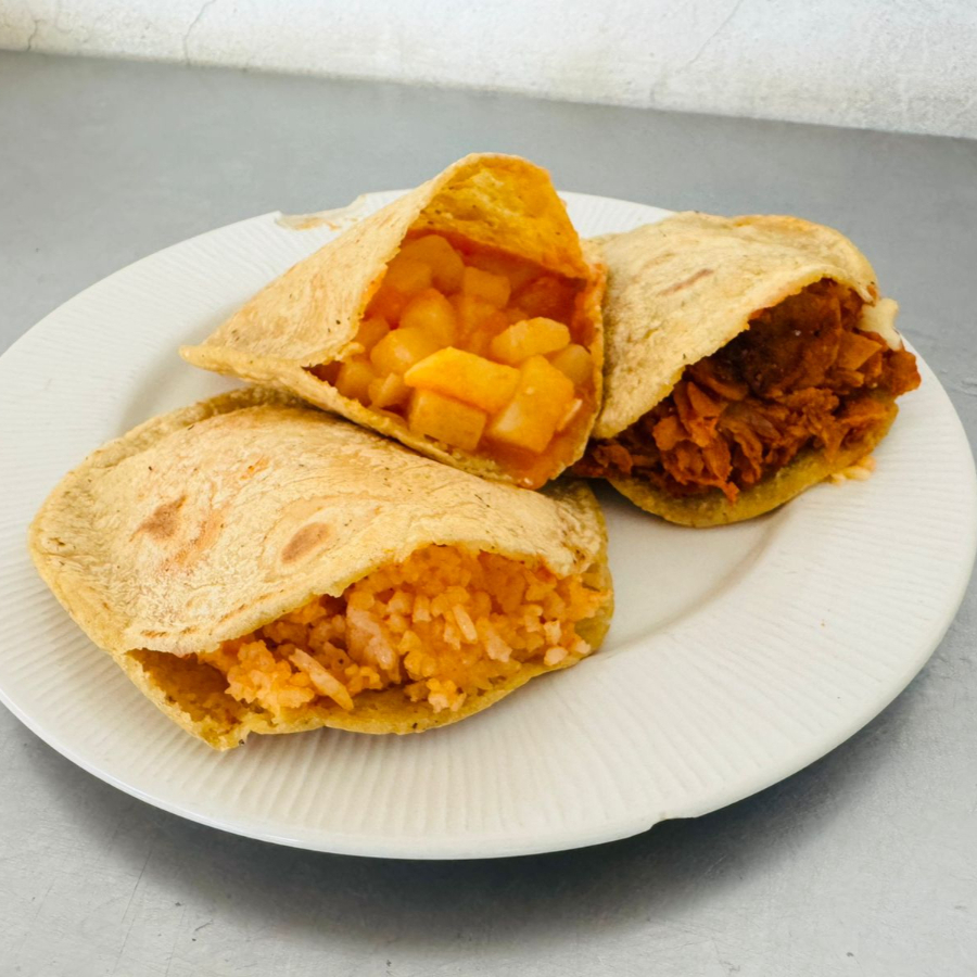 3 Gorditas De Comal Con Queso