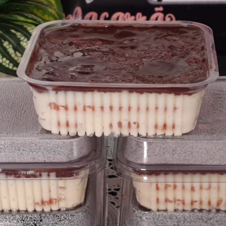 Deliciosas camadas de bolacha umidecidas com leite, Creme de Leite Ninho e para finalizar uma deliciosa Ganache de Chocolate Blend. Uma combinação Perfeita.