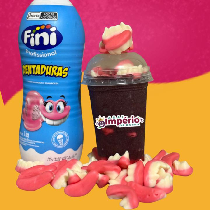 "Cuidado: Esse copo morde de volta" Açai batido, com a deliciosa calda de fini e camadas de balas dentaduras. (copo 330 ml)