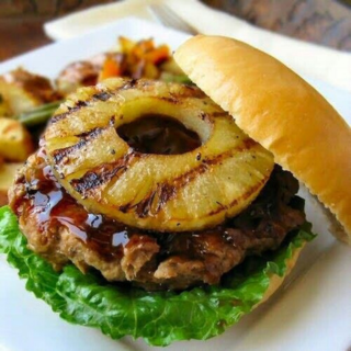 Hawaiana Burger incluye papas