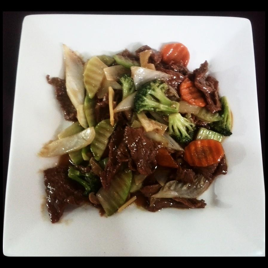 Lomito en Tiritas con Champiñones y Verduras