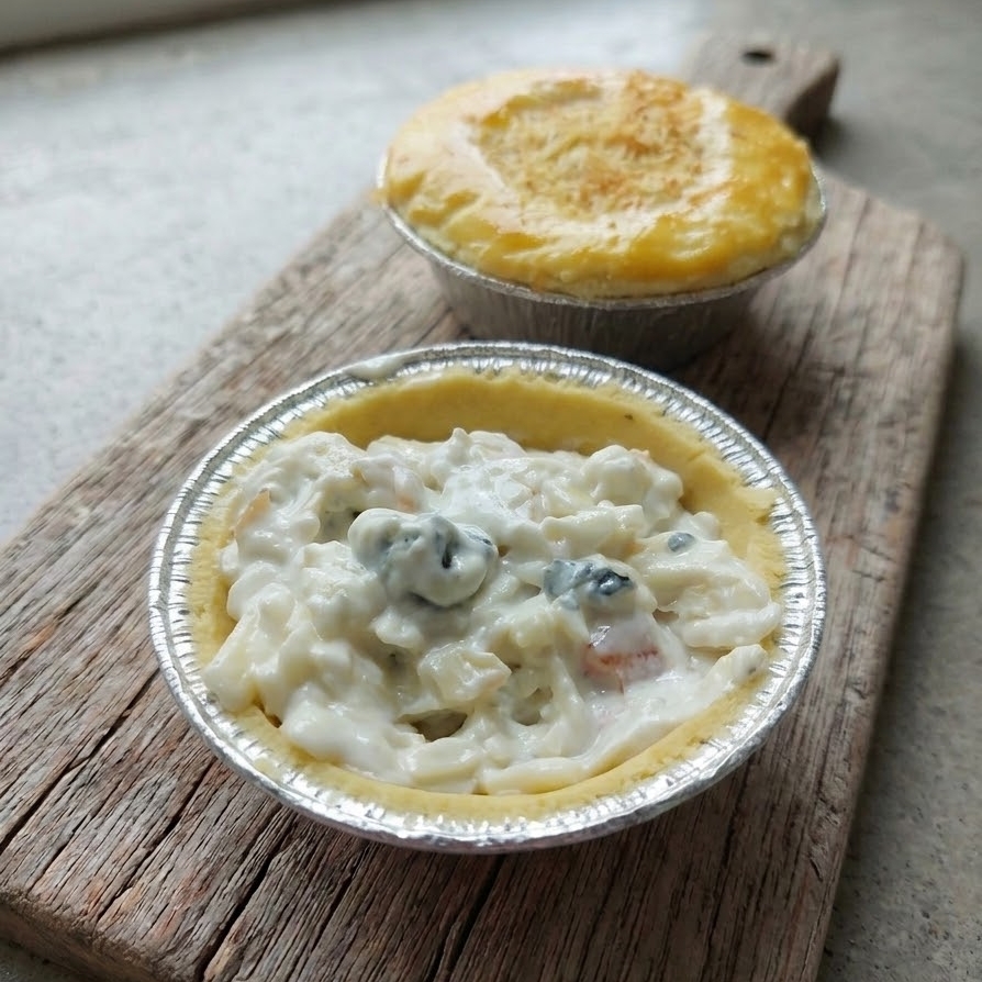 Empada Três Queijos 🧀✨
Massa amanteigada e delicada, recheada com uma combinação irresistível de muçarela, provolone e gorgonzola, envolvida em um creme suave que deixa o recheio cremoso e saboroso.
O equilíbrio perfeito entre a suavidade da muçarela, o toque defumado do provolone e a personalidade marcante do gorgonzola.
Cremosa, intensa e simplesmente irresistível! 🧀❤️