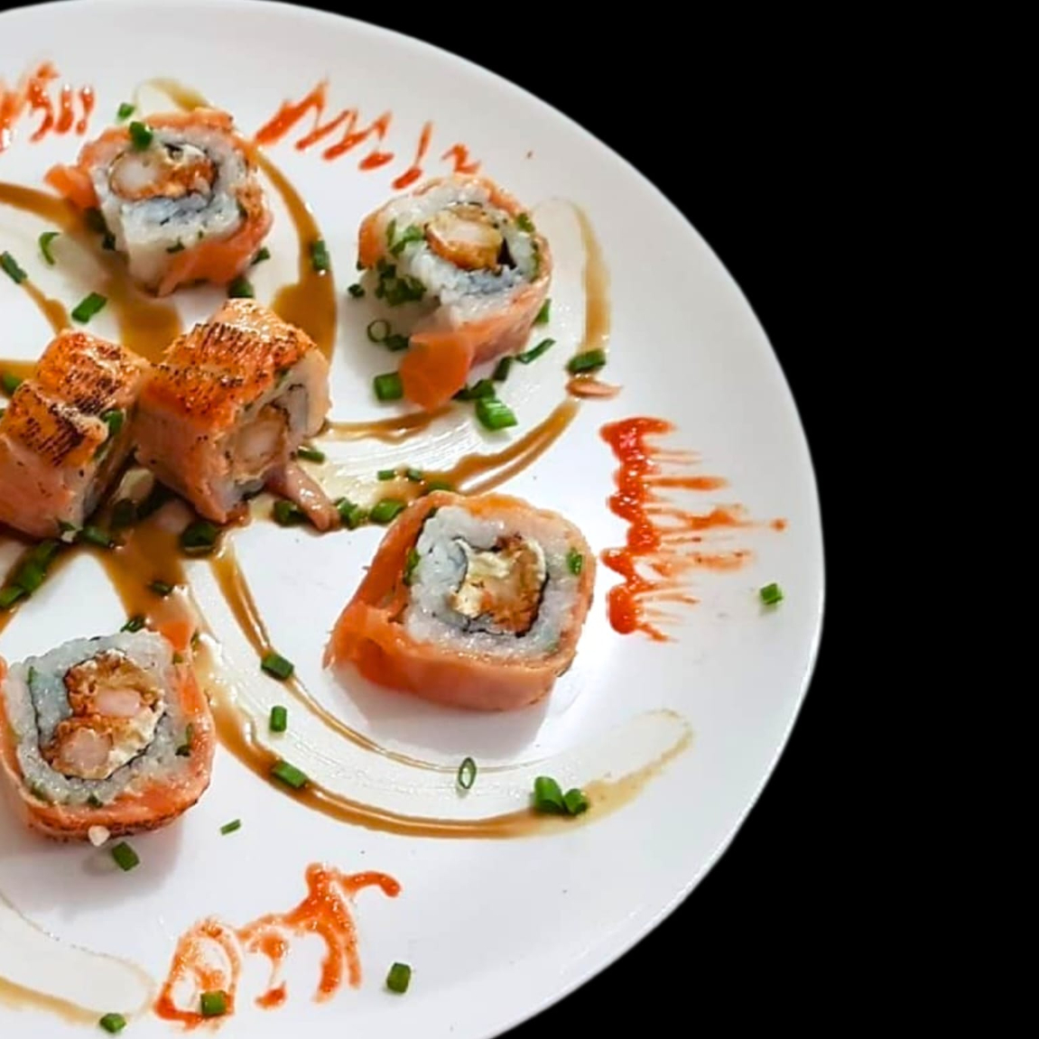 Arroz, cream cheese, camarão empanado, cebolinha e manta de salmão por cima selada. A porção do item acompanha 1 molho teriyaki (30ml).