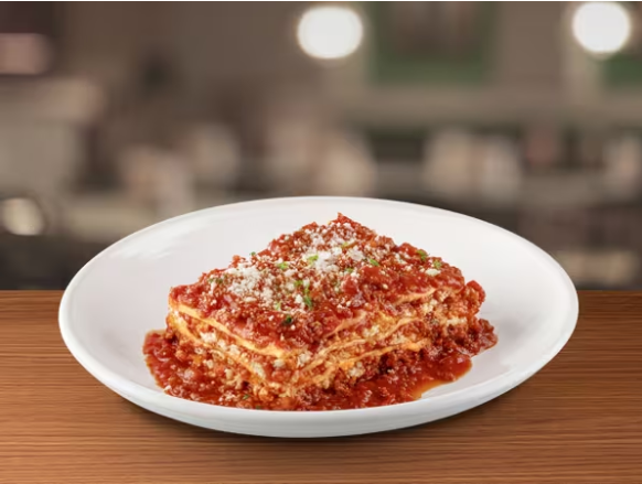 Lasagna de massa fresca preparada à mão em nossa cozinha, montada em camadas com carne bovina e suína, mix de queijos ricotta, parmesão Faixa Azul e mozzarella, e nosso molho pomodoro.