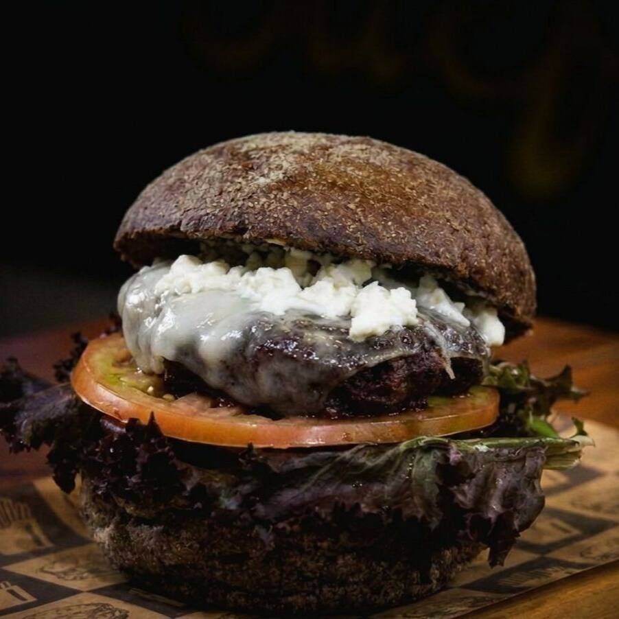 pão australiano, carne artesanal 160g, assado, mussarela de búfallo, creme chease, alface roxa e tomate fresco.