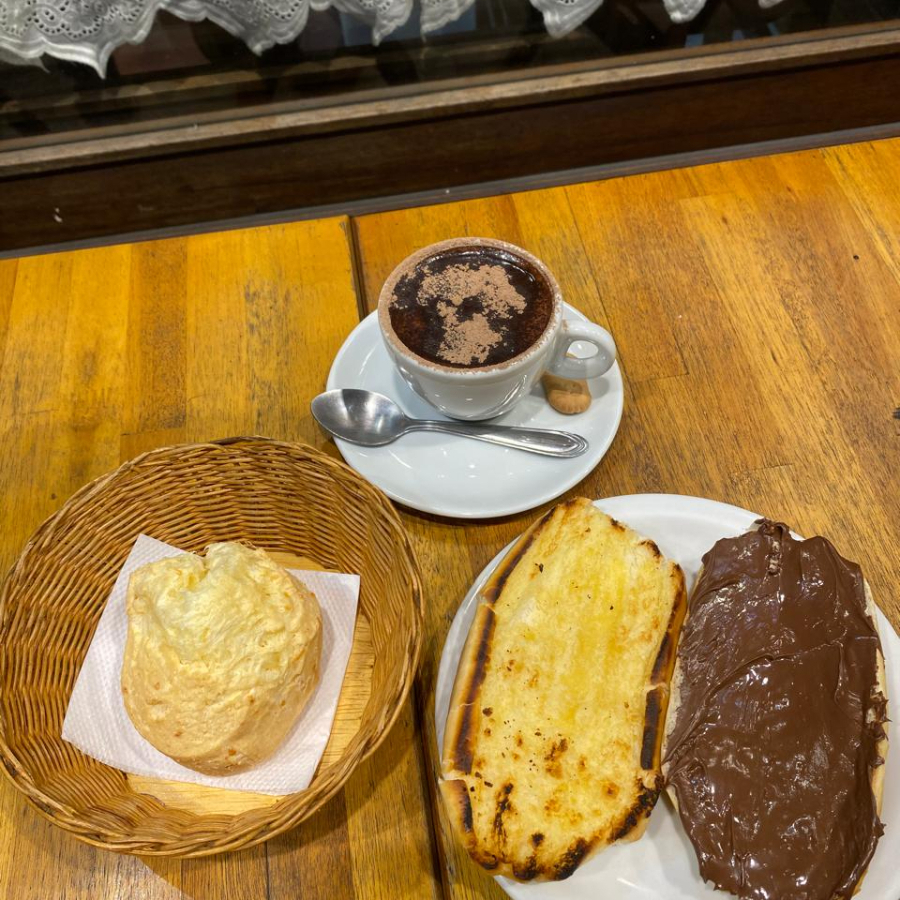 Neste Combo Terá Direito A Metadinha Sendo Um Pão Francês Com Metade Pão Na Chapa E Outra Metade Pão Com Nutella + Chocolate Quente + Pão De Queijo Tradicional 90 G. Há A Possibilidade De Trocar A Bebida Pagando Adicional.
Obs: Não Realizamos Alteração De Nenhum Item Do Combo.