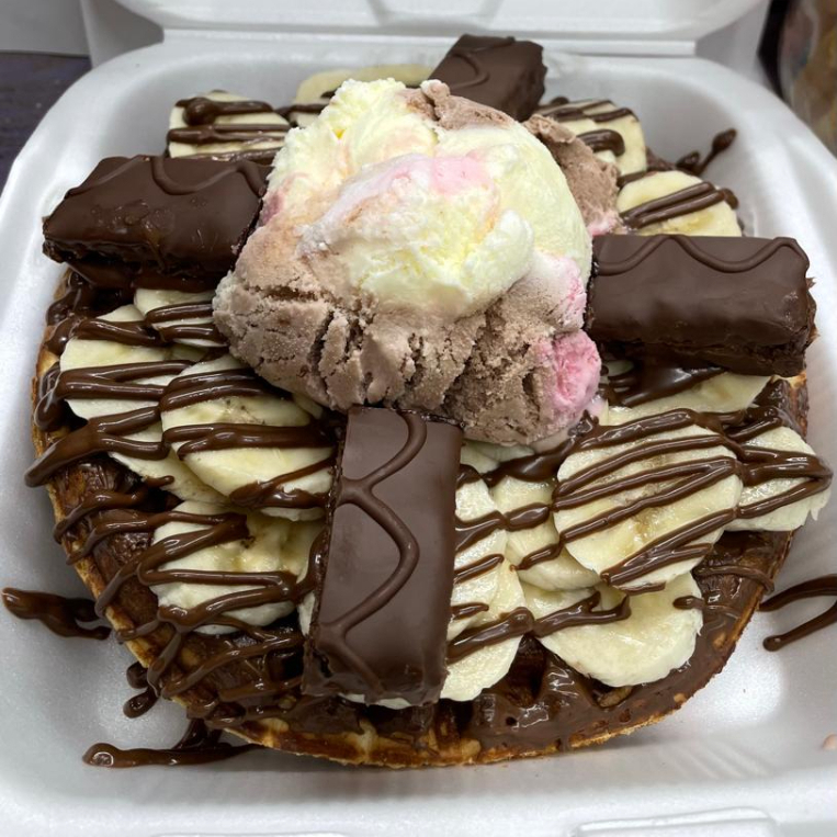 Waffle Nutella, Plátano, Kinder Delice y Nieve
