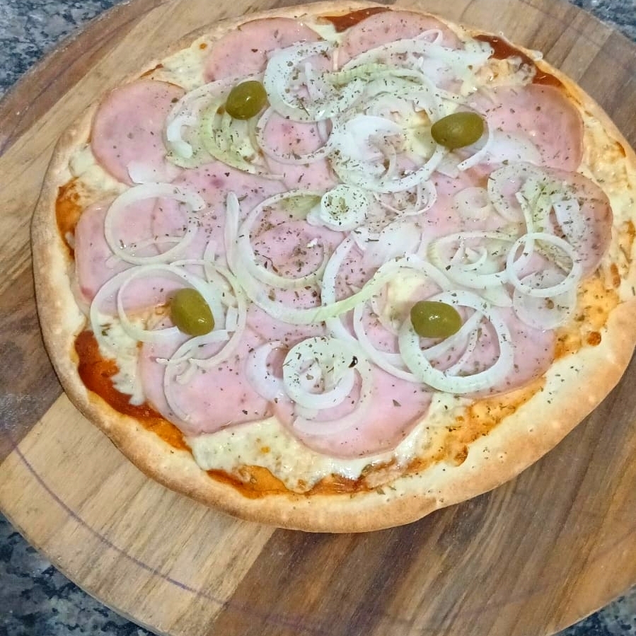 Molho de tomate, lombinho canadense mussarela, cebola fatiada Orégano e Azeitonas. Acompanha 1 deliciosos Guarana Gebel 1l Acompanha 1 deliciosos Guarana Gebel 1l