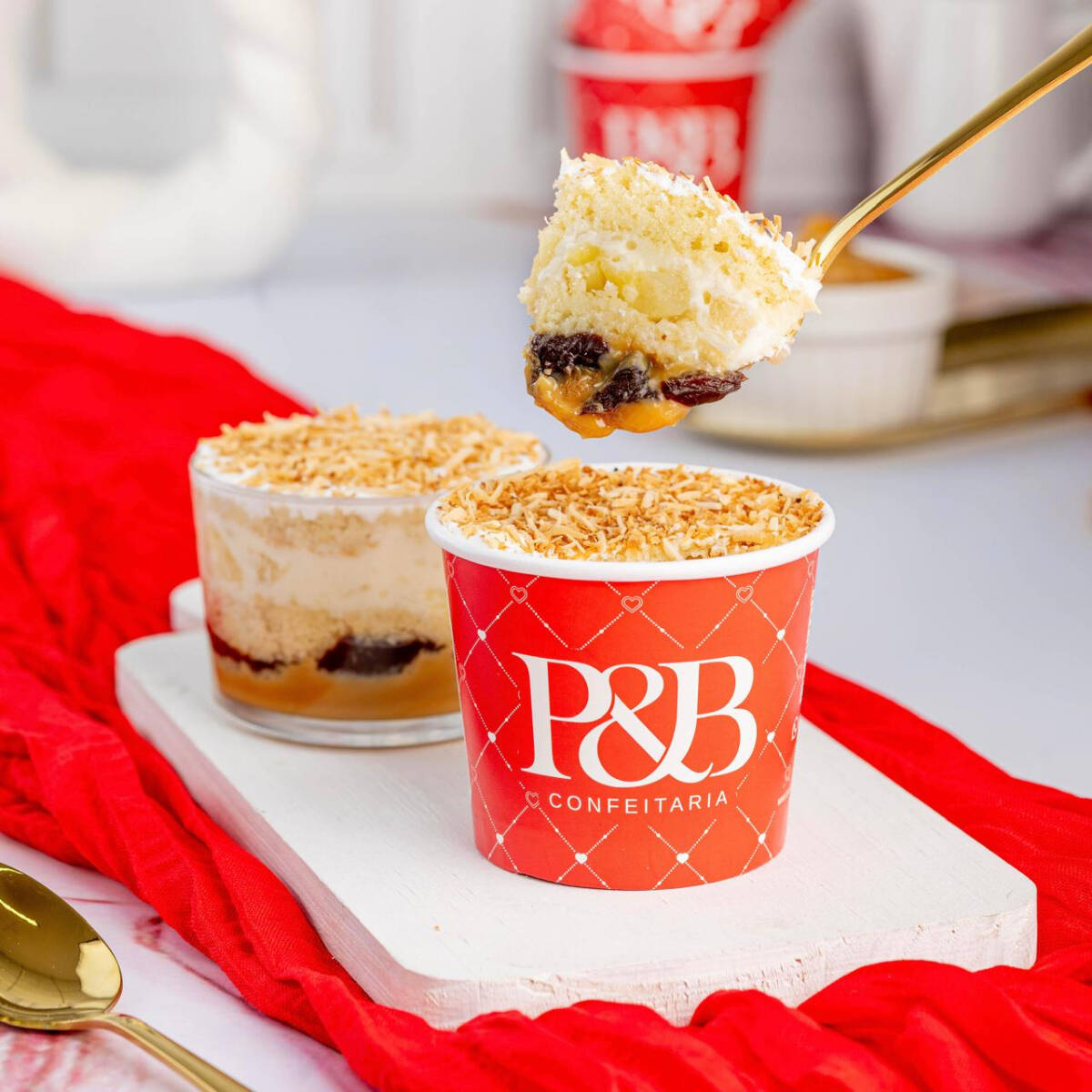 Massa branca molhadinha na medida certa, um recheio de Creme de Coco com Abacaxi e outro recheio de Doce de Leite com Ameixa, para cobertura Chantilly. Comer esse bolo é como voltar no tempo