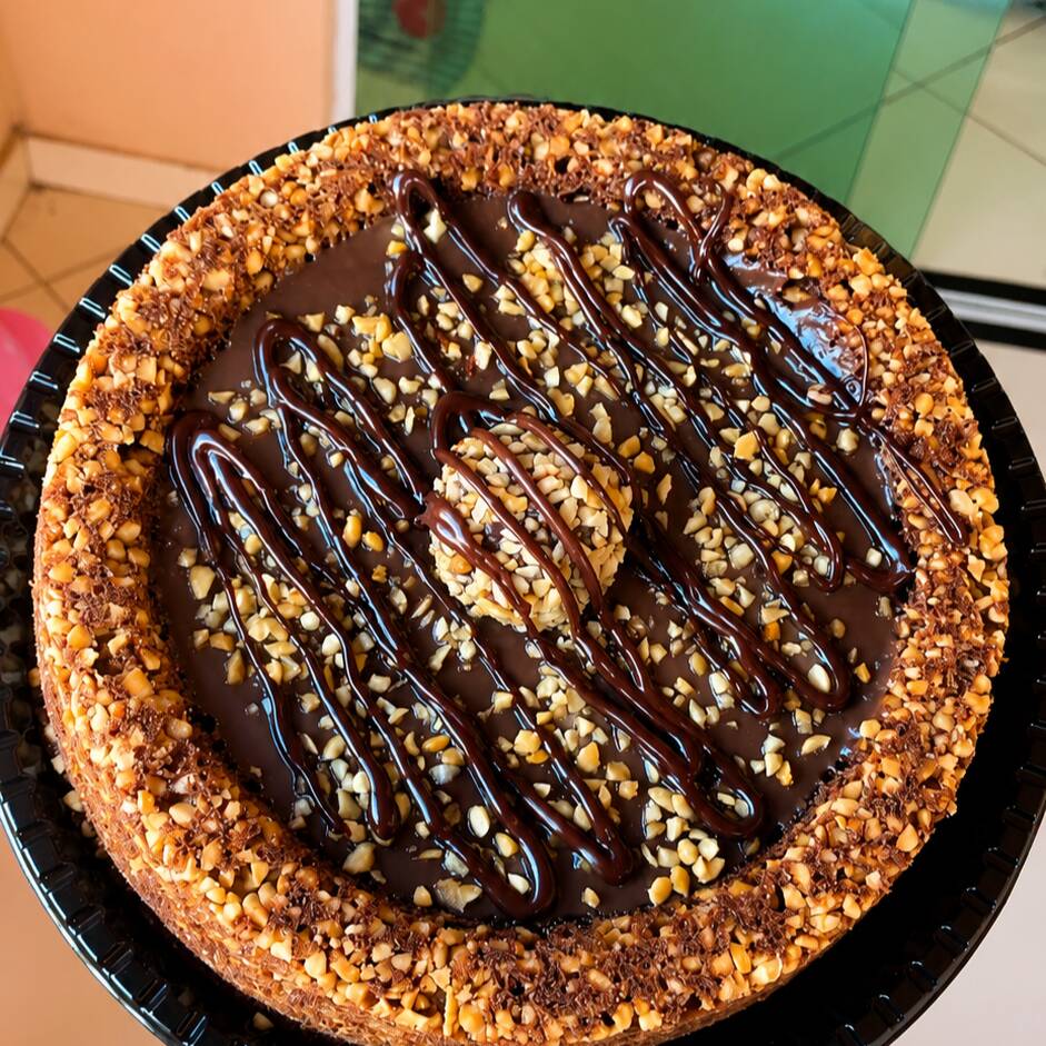 Bolo piscina massa chocolate com amedoim cobertura de chocolate com fios de nutella