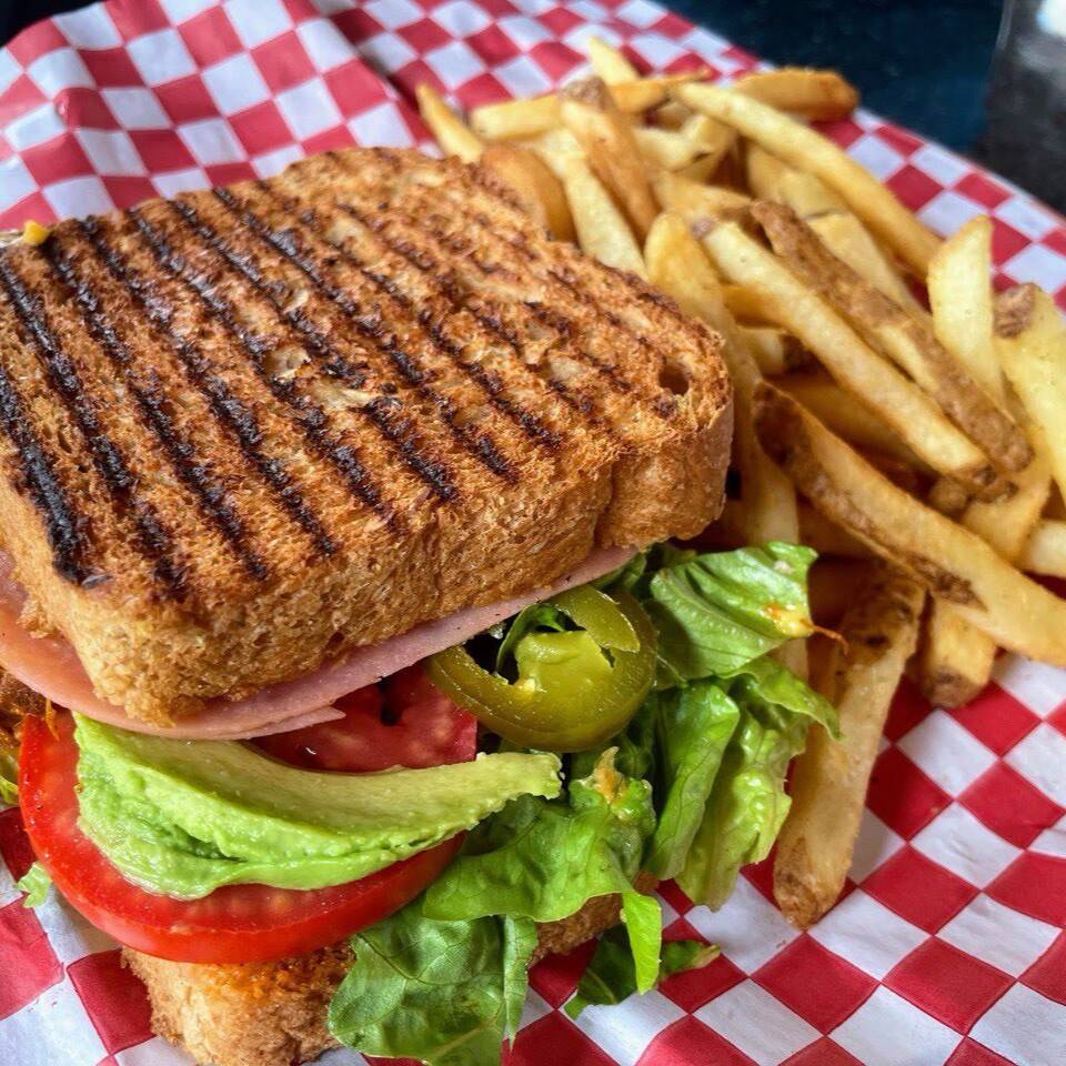 Club Sandwich de Cochinita con papas
