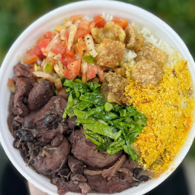 Feijoada suculenta com carnes nobres ,acompanha arroz torresmo farofa couve e vinagrete