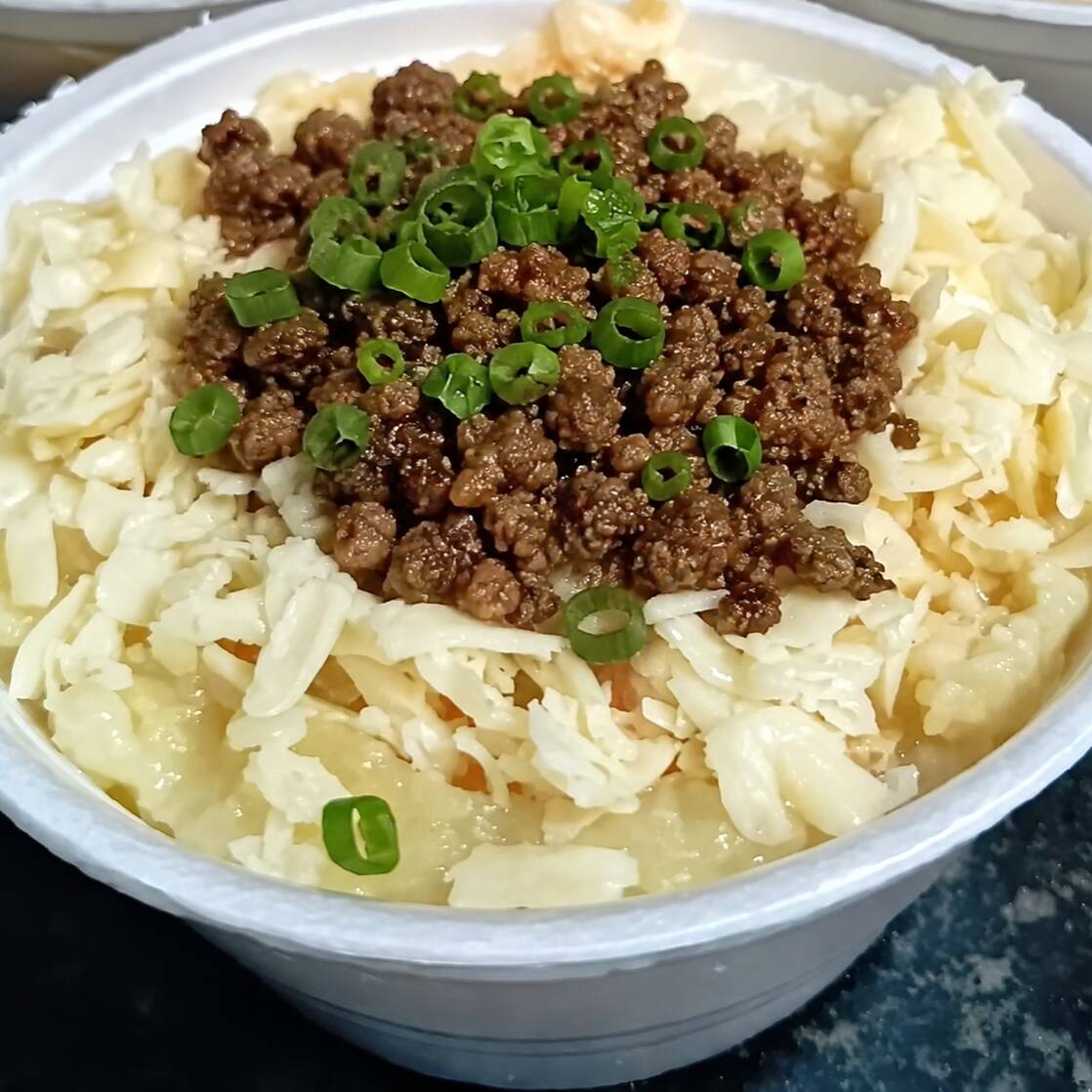 300g de Batata no Pote sabor à Bolonhesa
Batata cremosa e irresistível, coberta com um delicioso molho à bolonhesa, presunto ralado,finalizada com uma generosa camada de mussarela derretida e salsa . Uma combinação perfeita de sabor e cremosidade!