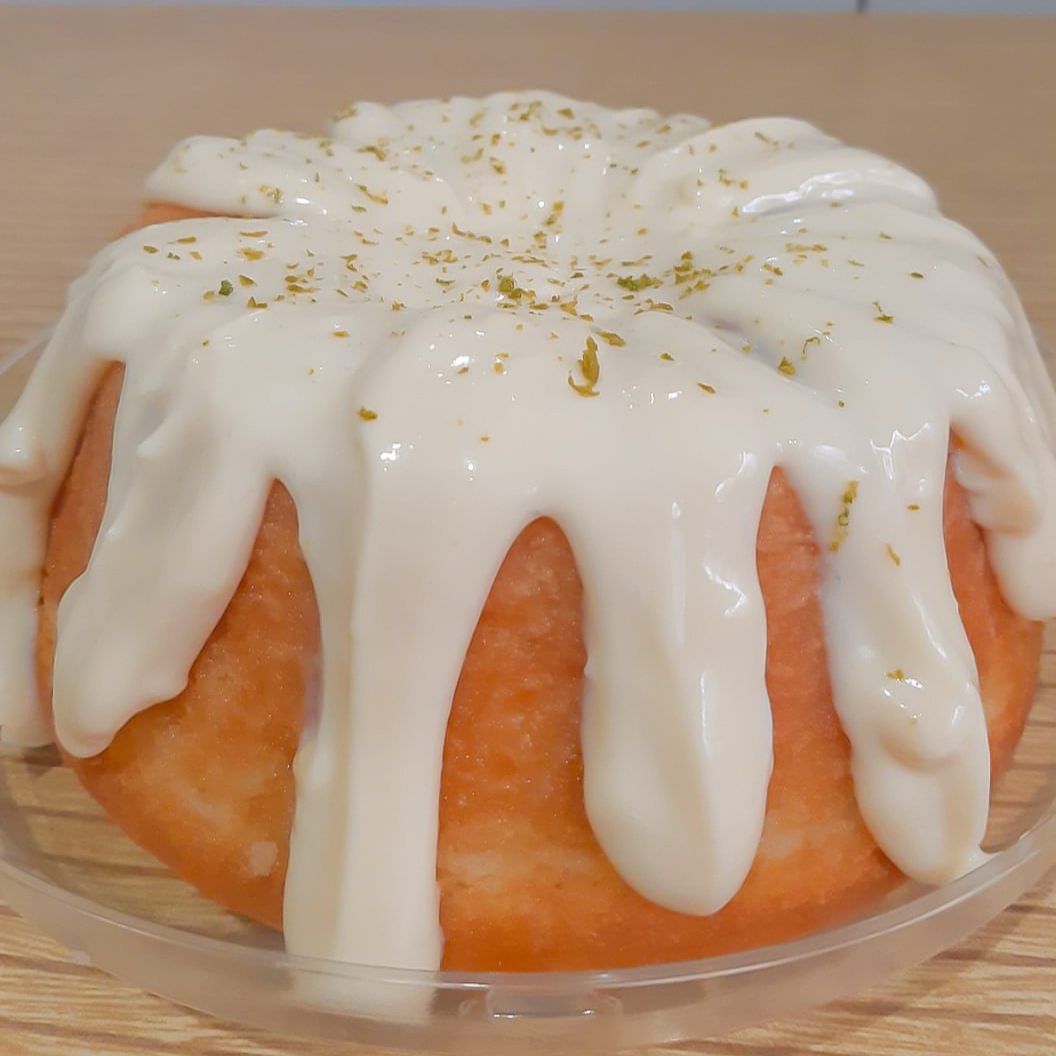 Bolo vulcão é feito para quem ama um bolo caseiro molhadinho, e quer saciar o desejo por um brigadeiro cremosinho. Este Bolo Vulcão suculento de iogurte, completamente recheado com um Brigadeiro de Limão cremosinho, coberto de raspas de limão. Azedinho perfeito! ————tags------- Entrega rápida , desconto , promoção , 0,99 , 0800 , off , cupom , barato , melhor preço , oferta , frete grátis , de