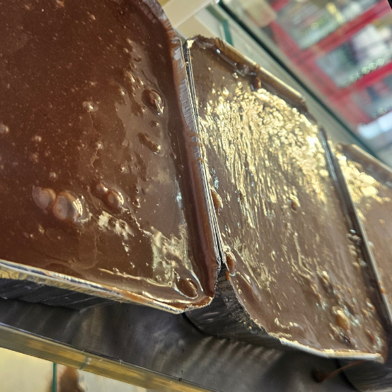 Bolo de brigadeiro na marmita de alumínio, super macio e molhadinho, com tanto recheio que dá para comer de colher! Cobertura e recheio cremosos de brigadeiro intenso, doce na medida certa e totalmente irresistível para os chocólatras de plantão.
