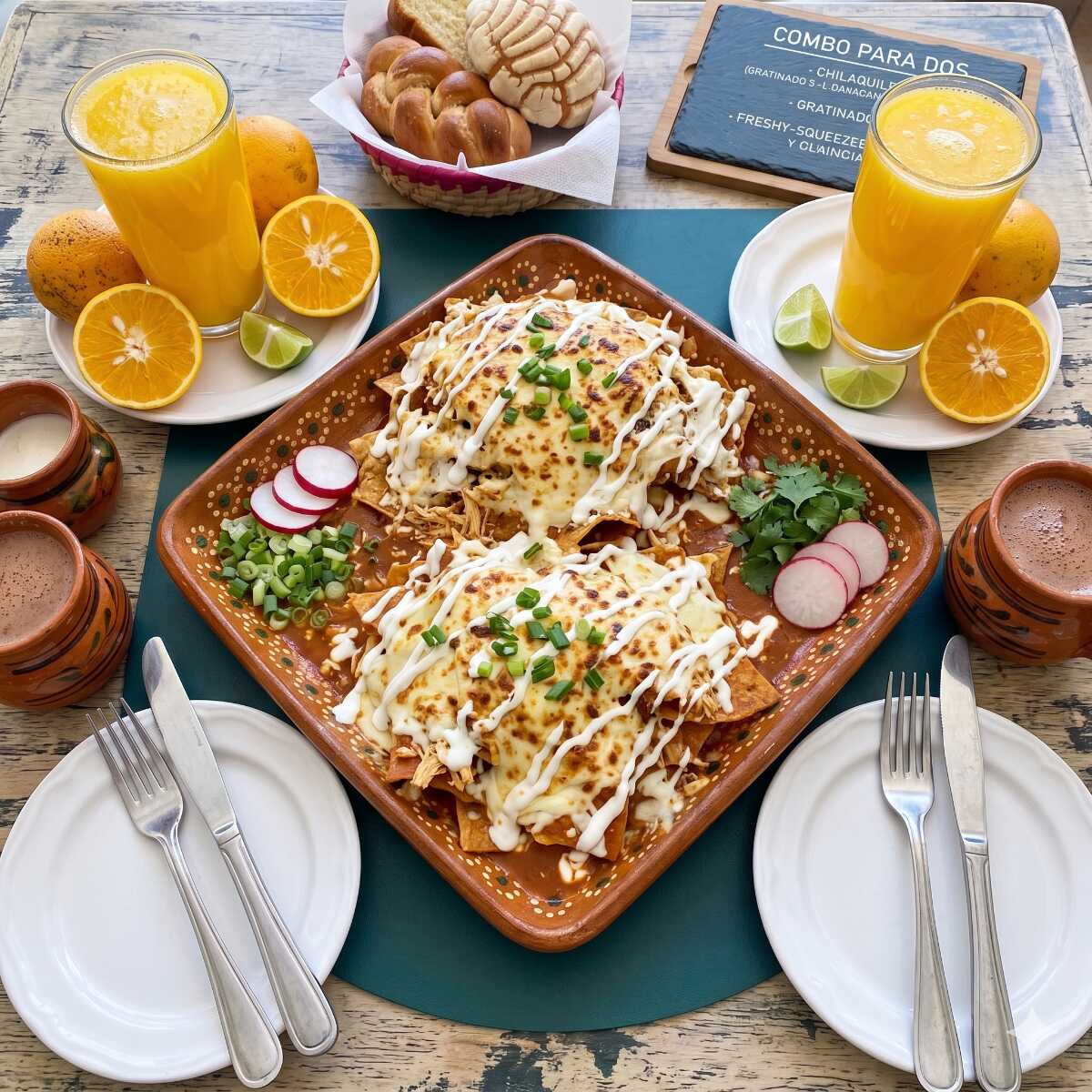 2 chilaquiles con pollo+ 2 jugos de naranja