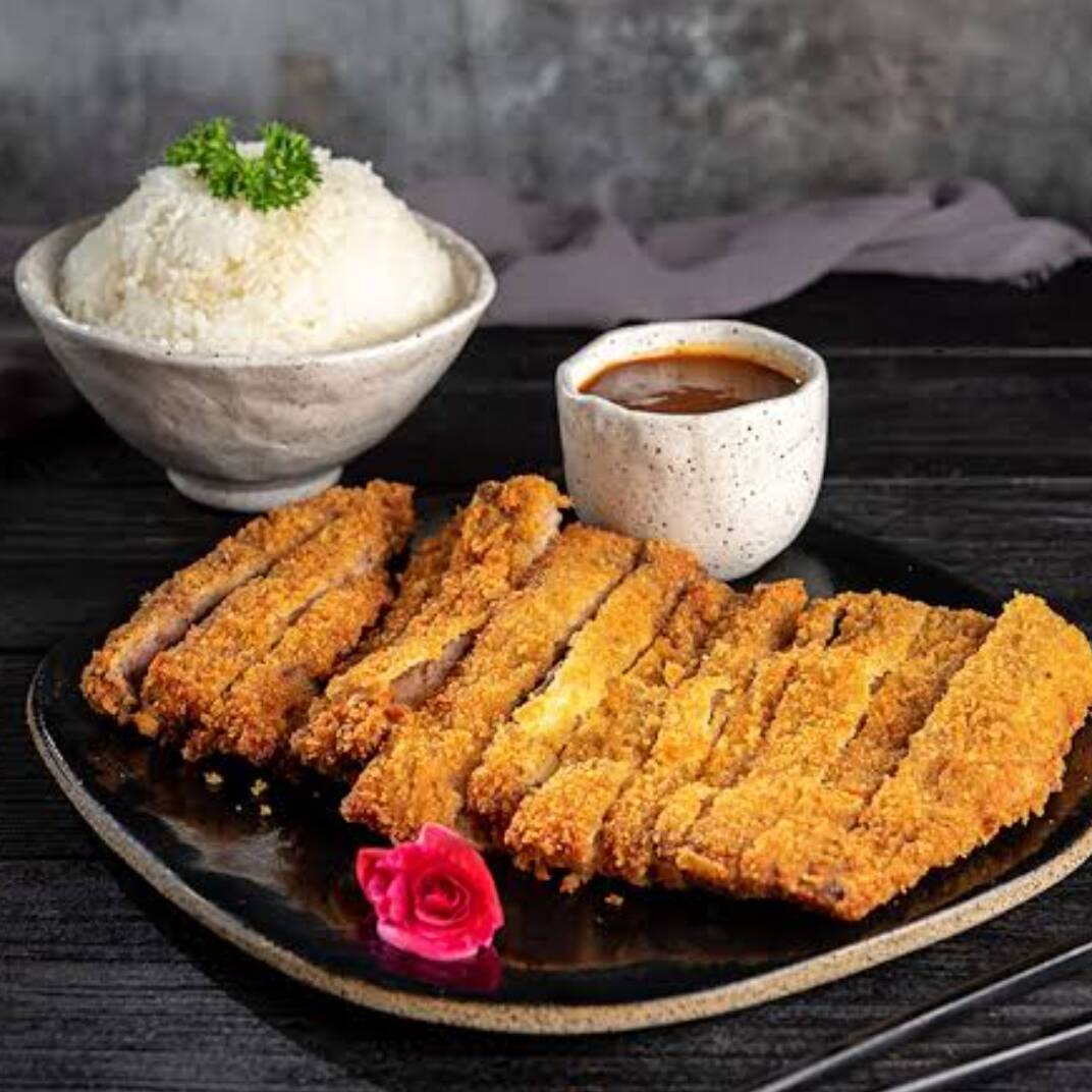 Bife bovino a milanesa acompanha Gohan molho tonkatsu uma delícia
