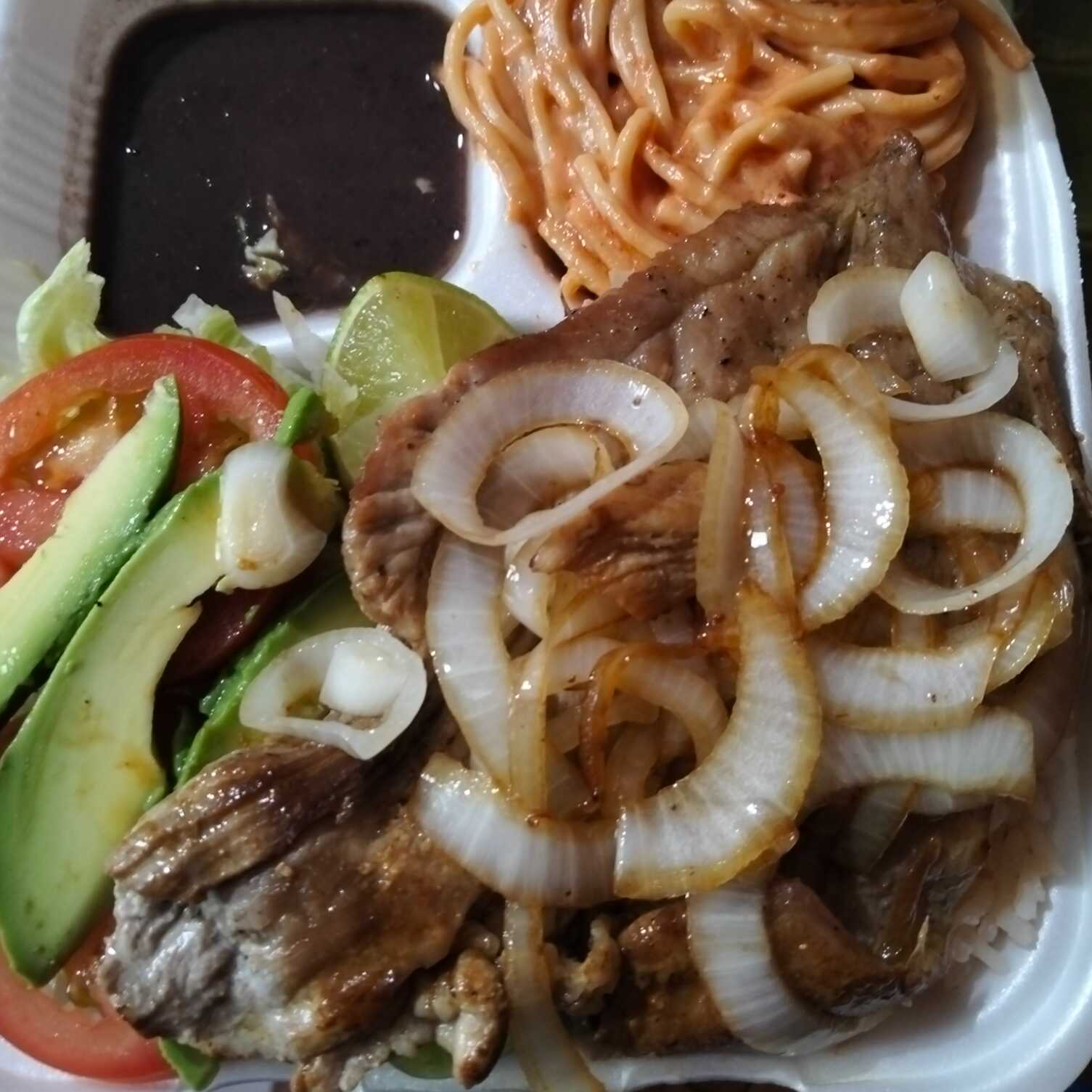 Carne frita encebollada