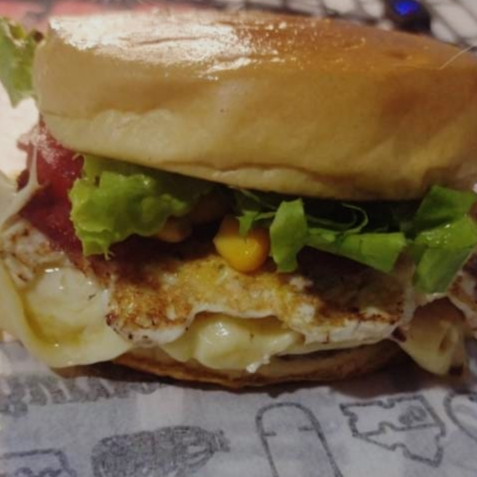 Pão de brioche+ Hambúrguer artesanal+ Ovo + Milho + Tomate+ Alface+ Bacon + Queijo+ Presunto + Molho da casa
