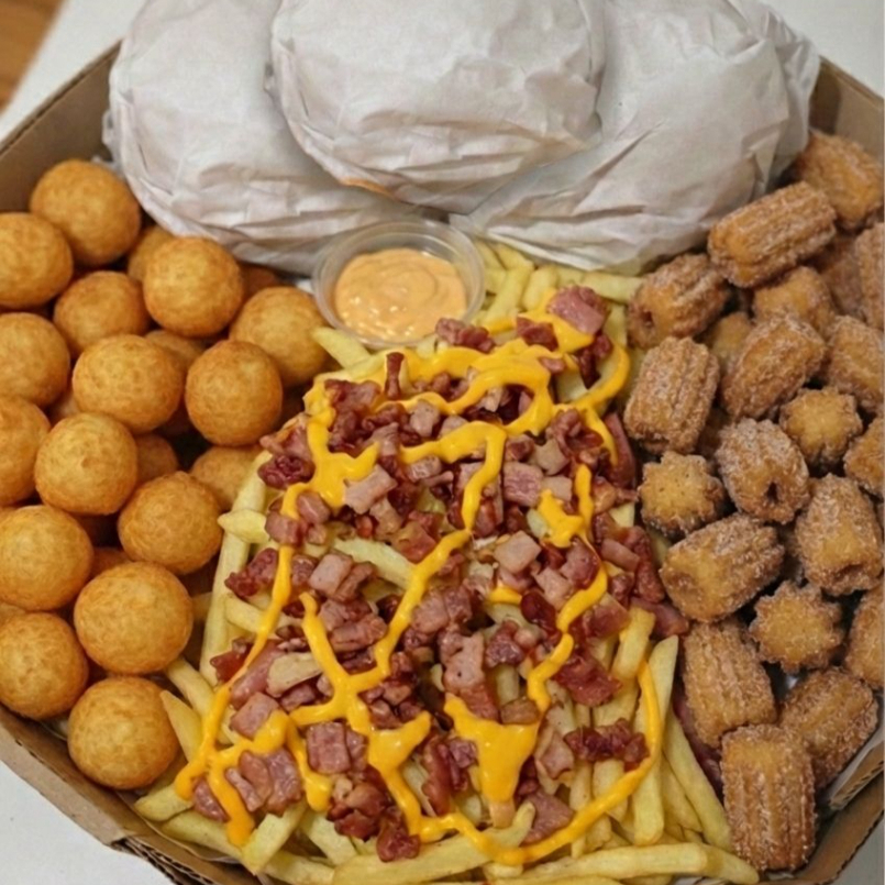 Pra quem não brinca com fome 👇 ✅ 3 X-Tudos bem recheados 🍟 300g de batata frita com bacon e cheddar 🟠 20 salgados douradinhos 🍩 20 mini churros açucarados 🥣 Acompanha molho especial Tudo isso em UM combo só 😱 Perfeito pra dividir… ou não 👀 📦 Ideal pra família, amigos ou fome extrema ⚡ Entrega rápida 💥 Quantidade que impressiona 👉 Peça agora e prepare-se! (Imagem ilustrativa)