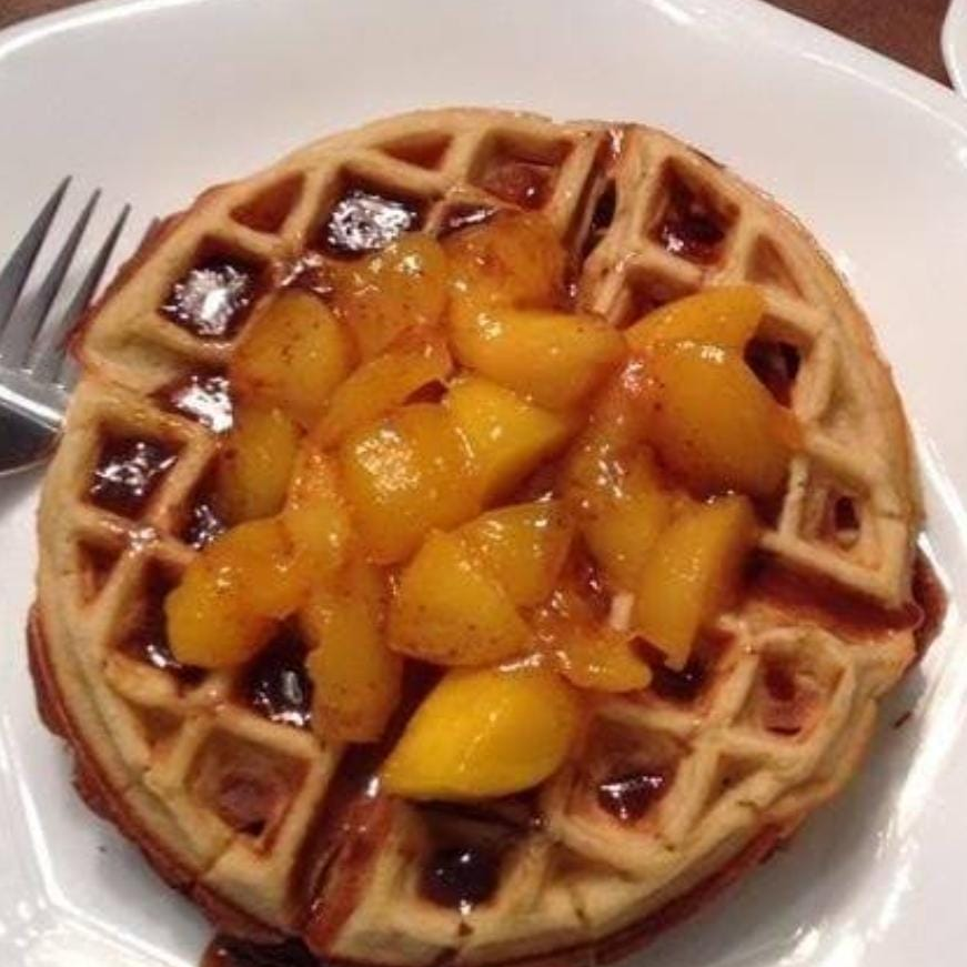Waffle Cajeta con Durazno