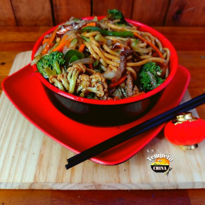 Um delicioso macarrão chinês, refogado com legumes temperados ao toque especial do chefe