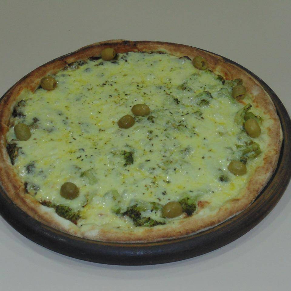 molho de tomate brocolis picado e mussarela.
