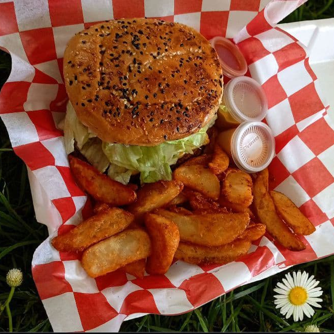 HAMBURGUESA DE RES CON PAPAS