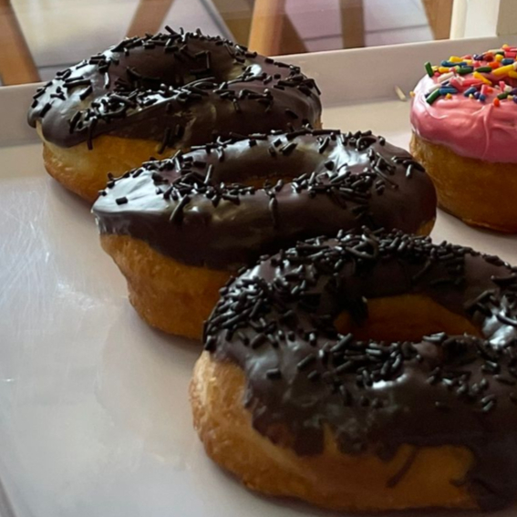 Dona Chocolate Oscuro con Sprinkles