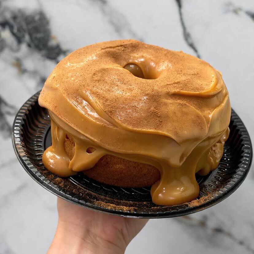 massa fofinha sabor churros, coberto de brigadeiro de doce de leite e canela em pó, serve 4 pessoas 650 gm