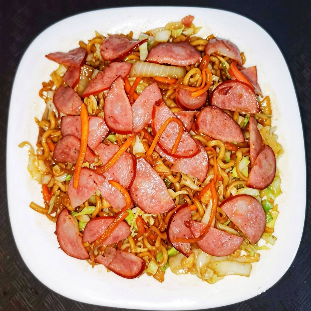 Macarrão, Calabresa, Cebola, Repolho, Cenoura, Alho picado, Molho de soja