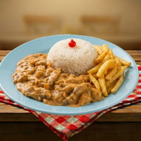 Pedaços tenros de frango em um molho cremoso de creme de leite, harmonizados para uma explosão de sabor. É uma delícia reconfortante e irresistível.
