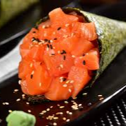 Alga, arroz japonês e salmão em cubos // Acompanha: 1 sachê de shoyu e 1 sachê de tarê.