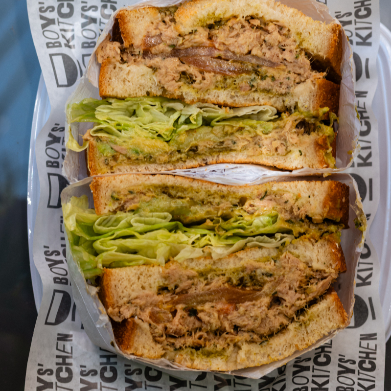 Descubra a fusão irresistível da pasta de frango, nosso pesto, fatias de tomate maduro, abacate cremoso e alface fresca. Servido em um pão artesanal, este sanduíche oferece uma explosão de sabores e uma textura única.