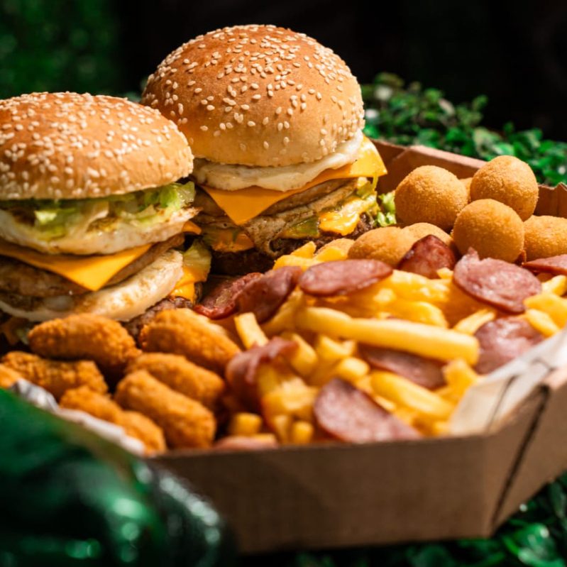 2 x-montanha (pão gergelim , bacon , molho cheddar , catchup ,maionese temperada,2 ovos,queijo e salada) 15 salgadinhos , 6 unidades de nuggett ,porção de batata com calabresa .