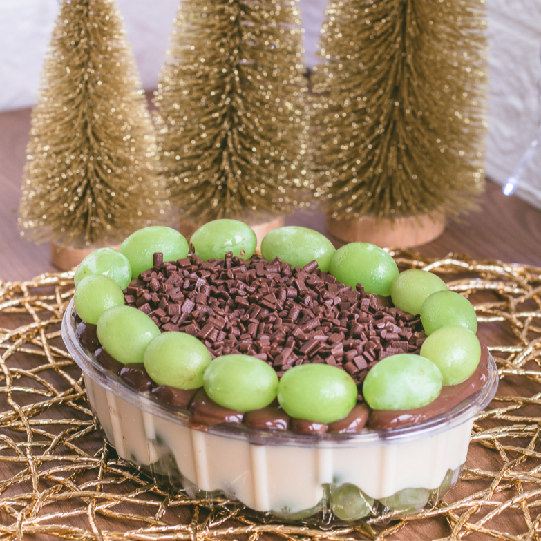 Sobremesa composta por: uva verde, brigadeiro cremoso de leite Ninho, brigadeiro cremoso 50% e finalizado com granulado nobre Granule. Embalagem 1 litro/(800g)