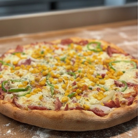 Massa tradicional, molho ao sugo, mussarela, presunto pimentão, cebola, milho verde e tomate.